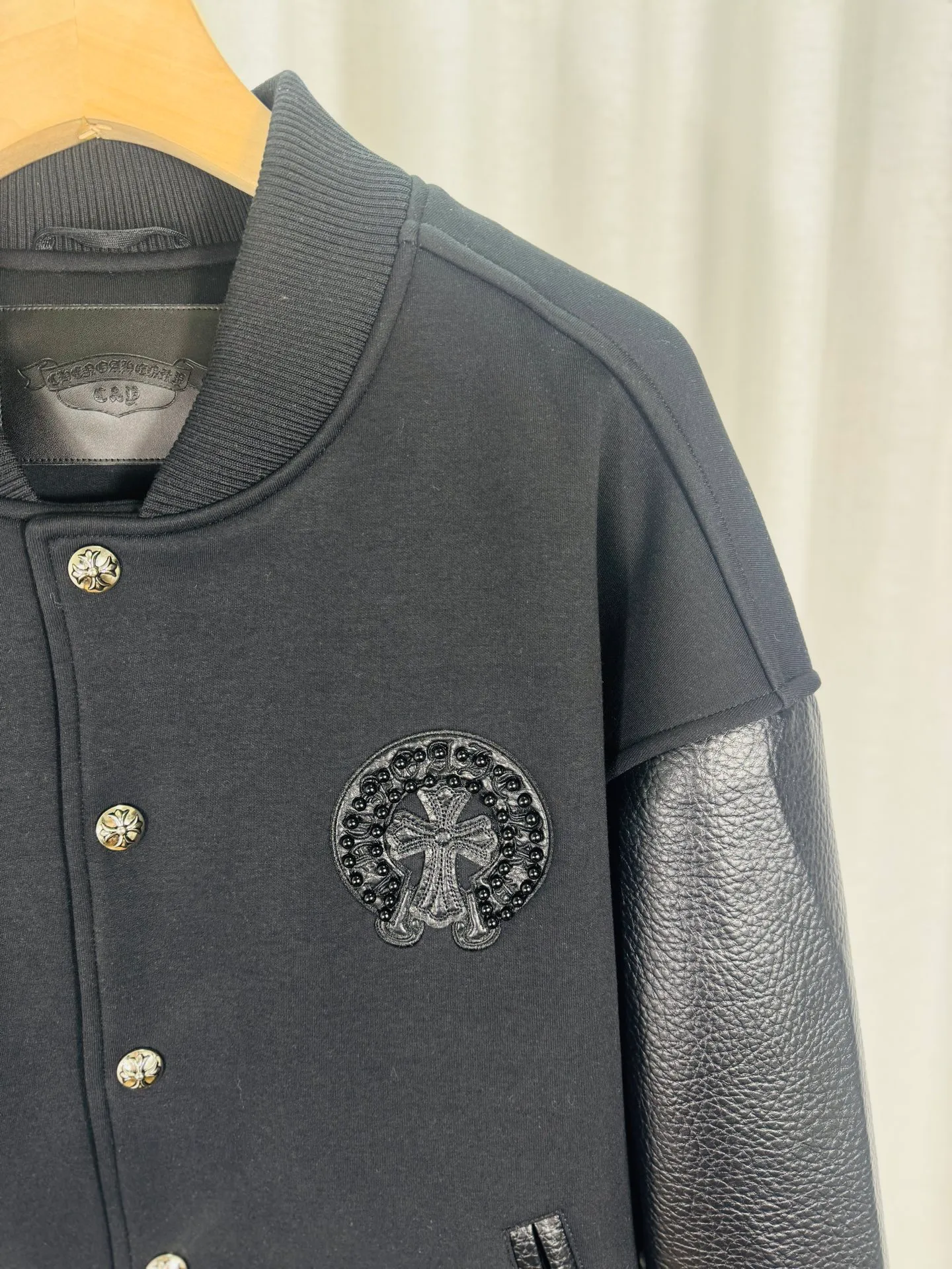 P540 top version, real shot without P, ​​different from market currency) 𝗖𝗵𝗿𝗼𝗺𝗲 𝗛𝗲𝗮𝗿𝘁𝘀/Cro Heart 2025 washed and burned flower patch embroidered autumn and winter new original single counter American patchwork 3D three-dimensional couple casual cardigan plus velvet baseball jacket 👑The highest version! Customized fabric 550g tripe terry fabric! American acid-washed and distressed original fabric, laser burning + patch embroidery, exquisite embroidery of beaded letters!  The best-selling model in the counter, very comfortable to wear. Accessories: original molded and authenticated collar label➕100% silk wash label. Genuine purchase-grade original hangtag➕matching hanging rope➕3D hanging beads➕original packaging bag. Craftsmanship: The original version has consistent wiring! The highest version of the armhole matching technique! Color: Black Size: S M L XL Style No.: 615